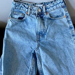 ZARA MOM FIT JEANS SIZE: USA 0